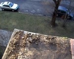 Vīrietis nositas, cenšoties paglābt no vētras balkona margas