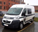 Policisti tiek pie jauniem auto