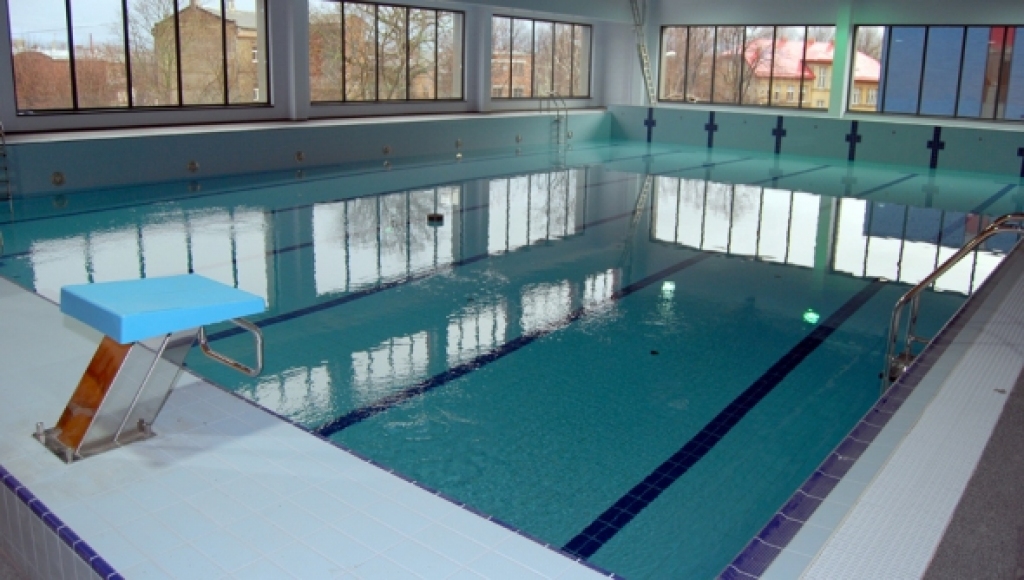 Turpmāk iekštelpās sporta treniņos un peldbaseinos ir jānodrošina ne mazāk kā 15 kvadrātmetri uz personu