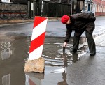 Peļķe slēpj pusmetru dziļu bedri