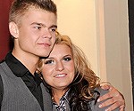 Pujāts iepazīstina Sabīni ar savu ģimeni