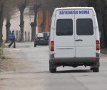 Vienaldzīgi noraugās, kā mikroautobusā piekauj bērnu