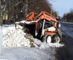 Automašīnas mīcās pa sniega putru