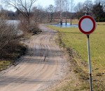 Apnicis vākt makšķernieku mēslus