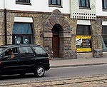 Tiesas ēkā iedzīvotāji protestē pret koksa rūpnīcas celtniecību