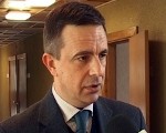 Satiksmes ministrs uz valsts autoceļiem sola tikai bedrīšu lāpīšanu