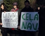 Rucavnieki protestē pret autoceļa slikto stāvokli
