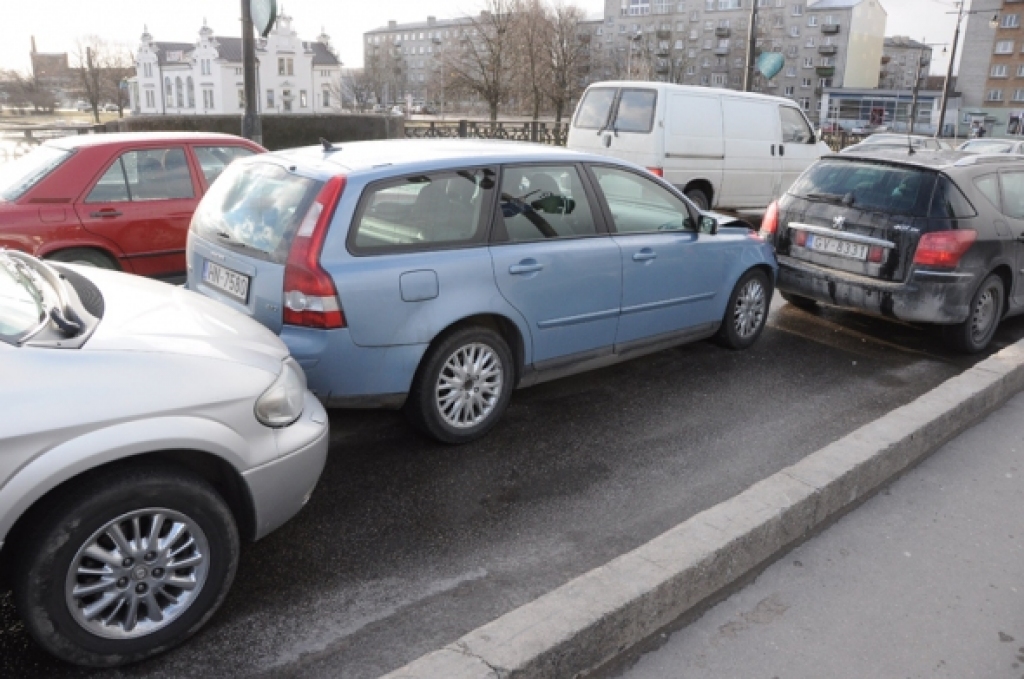 Pēkšņā ziema pārsteidz autovadītājus