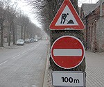 Pie koka ar drātīm piestiprina ceļazīmes