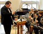 Orķestranti norauj jumtu