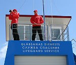 Glābēji pludmalē jau uzmana atpūtniekus