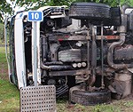 No avarējuša auto noplūst degviela