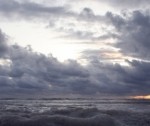Nīcu pārsteidz krusas graudi paipalu olas lielumā; prognozē postījumus