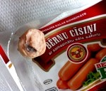 Brokastīs – cīsiņš ar metāla piedevu