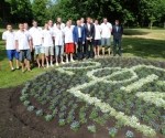 U18 basketbola valstsvienība Liepājā veido Eiropas čempionāta ziedu kompozīciju