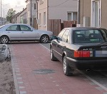 Automašīnas novieto uz gājēju un veloceliņa