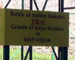 Zīme uzlikta vandaļu dēļ