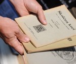 Senas nošu partitūras un diriģenta zizlis