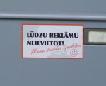 Reklāmas piegādātājs pārcenšas un zaudē darbu