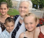 Liepājas bērni sveic Jāzepu Osmani