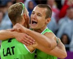 Pļaviņš un Šmēdiņš ar fantastisku spēli izcīna medaļu Latvijai
