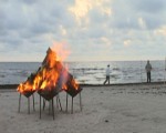 Ar uguni atceras senčus un lūdz par jūru