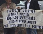 Piketē pret ASV iejaukšanos Latvijas ebreju īpašumu jautājumos