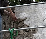 Rīgas Brāļu kapos uzsāk Liepājas pilsētas ģerboņa atjaunošanu