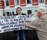 Papildināts – Pie domes jauno ASV vēstnieku sagaida vien divi piketētāji