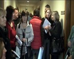 Stundām ilgi gaida rindā pēc kuponiem