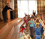 Māris Šveiduks vingro kopā ar skolēniem un skolotājām