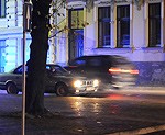 Uz gājēju pārejas notriec meiteni