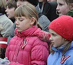 Aicina liepājniekus piespraust pie apģērba sarkanbaltsarkanu lentīti