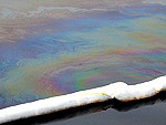 Papildināts – Karostas kanālā noplūduši naftas produkti