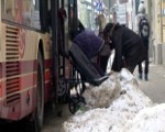 Autobusu vadītāji dusmojas par nenotīrītām pieturvietām