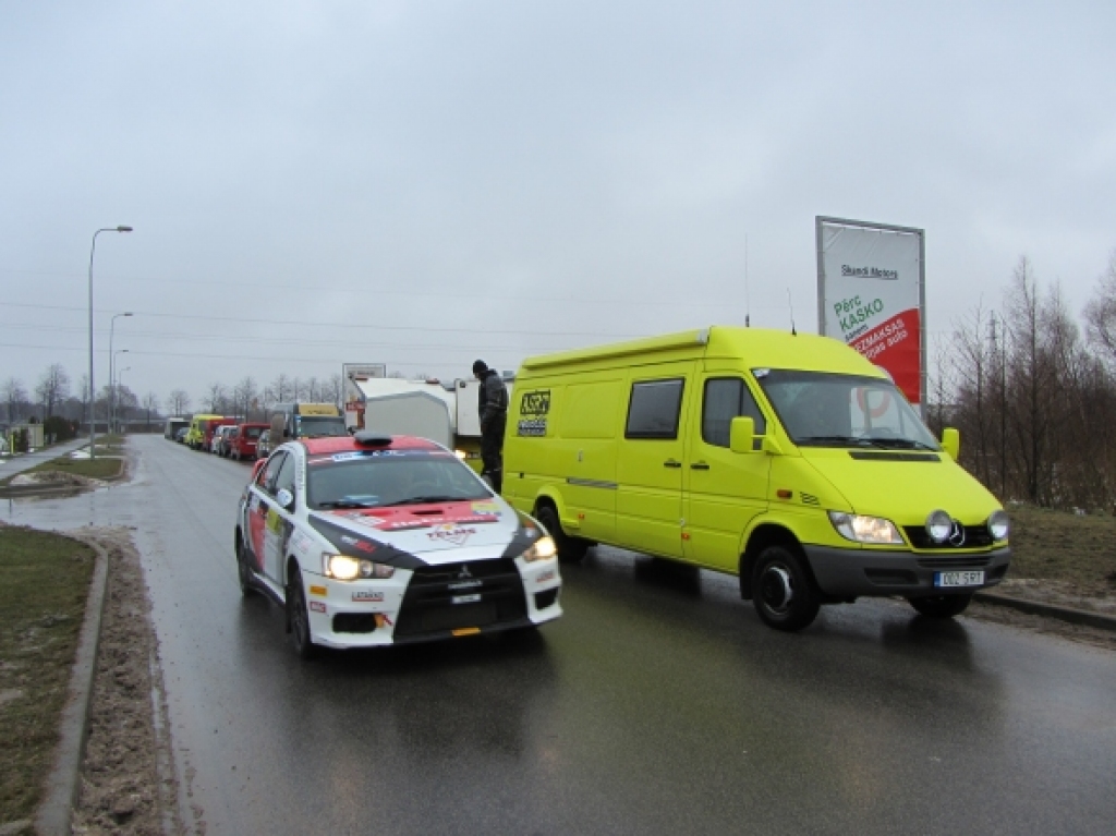Ekipāžas gatavojas rallijam