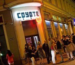 Ņujorkas naktsklubs “Coyote Ugly” liek pārsaukt klubu “Coyote Fly”