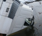 Turpina savākt upē izlijušo dīzeļdegvielu