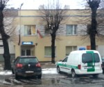 Policijas auto zālājā esot uz rallija laiku