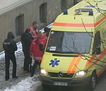 Stacionē uz ielas gulošu vīrieti, operācija kavē satiksmi