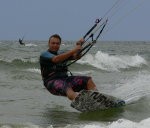Atļauj kaitbordistiem darboties pludmalē Vētru ielas galā