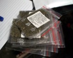 Aizdomās par narkotiku lietošanu aiztur astoņus jauniešus