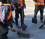 Papildināts – Rucavnieki lāpa bedres uz autoceļa “A11”