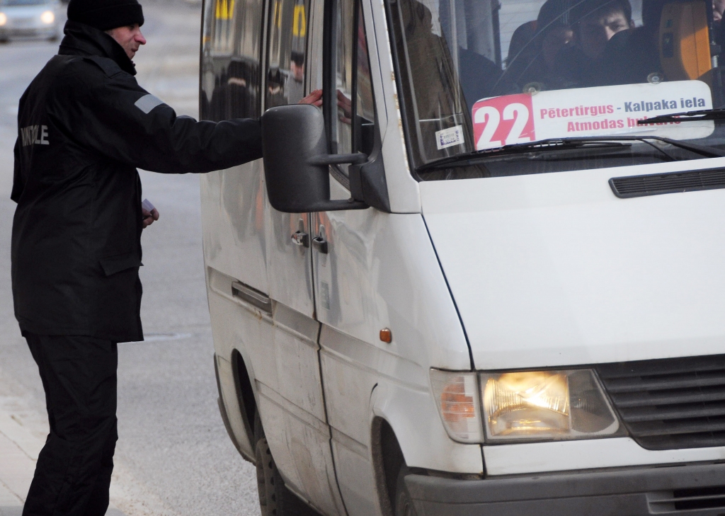 Mikroautobusu vadītāji ignorē pasažierus