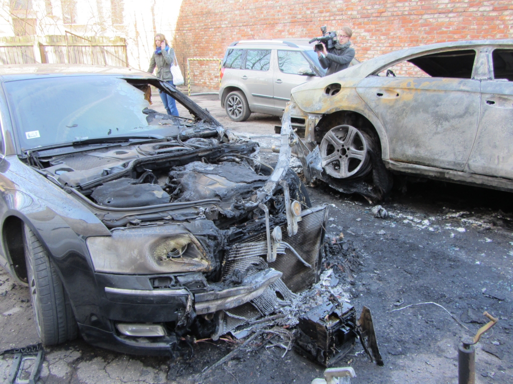 Pagalmā Graudu ielā sadeg četras automašīnas