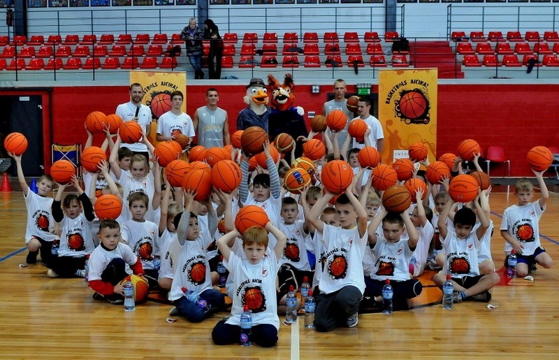 Basketbols aicina pilsētā, kas aug