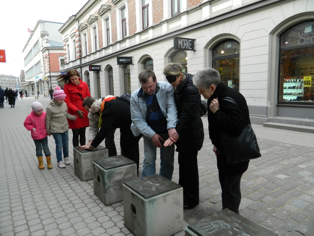 Gidi apgūst iemaņas darbam ar vājredzīgiem un neredzīgiem tūristiem