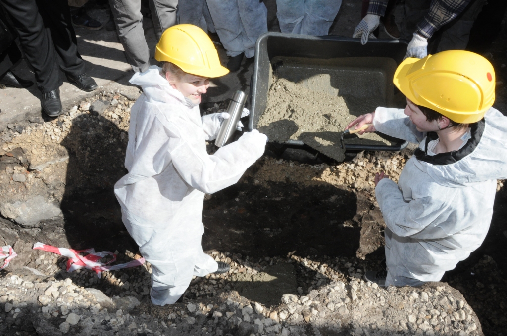 Svinīgi uzsāk Jauniešu mājas renovāciju
