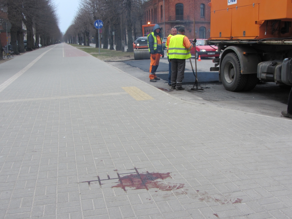 Kam jātīra asinis no ietves?