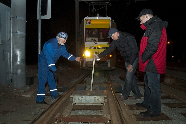 Tramvajs veic pirmo izmēģinājuma braucienu pa jaunizbūvēto līniju